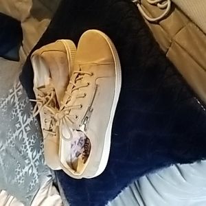 Born handcrafted footwear